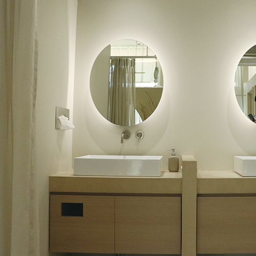 メイク落としや施術後にお使いいただける低刺激の基礎化粧品・日焼け止めをご用意しております。